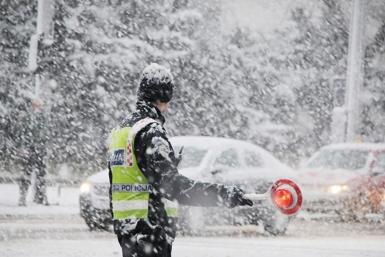 Slika /PU_VS/O nama-fotke/zimski uvjeti-policajac.jpg